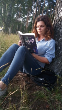 Księga ''Szepty Kniei'' najlepiej smakuje w lesie.